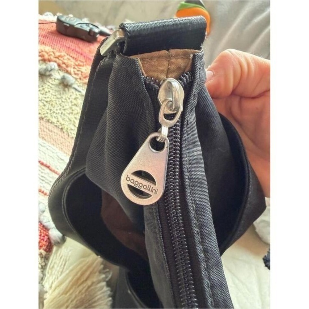 Baggallini Black Nylon Shoulder‎ Bag with Adjustable Strap - Picture 2 of 6